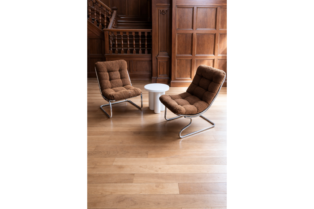 A Pair of 1970s-Style Chrome and Bouclé Sling Chairs, in the manner of Peter Hoyte. These chairs - Image 2 of 9