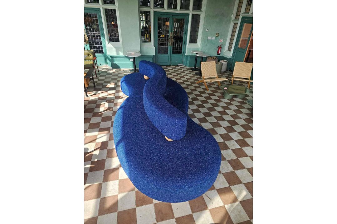A striking, sculptural sofa is a true statement piece, defined by its fluid, organic form and - Image 4 of 6