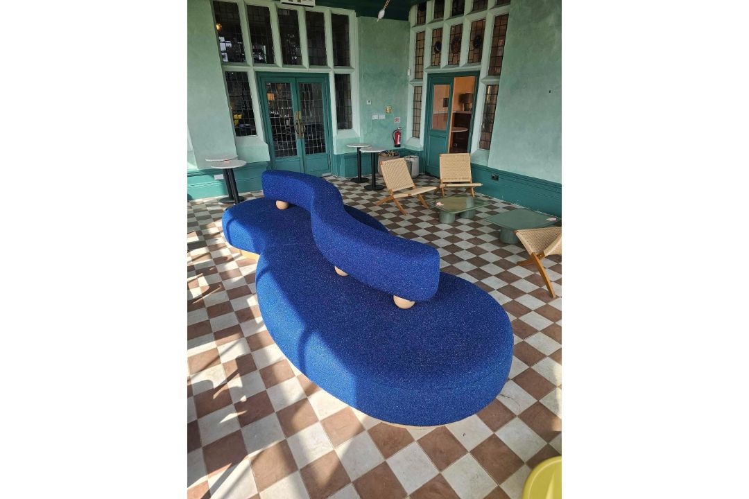A striking, sculptural sofa is a true statement piece, defined by its fluid, organic form and - Image 3 of 6