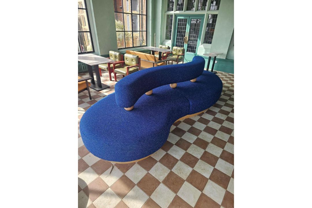 A striking, sculptural sofa is a true statement piece, defined by its fluid, organic form and - Image 5 of 6
