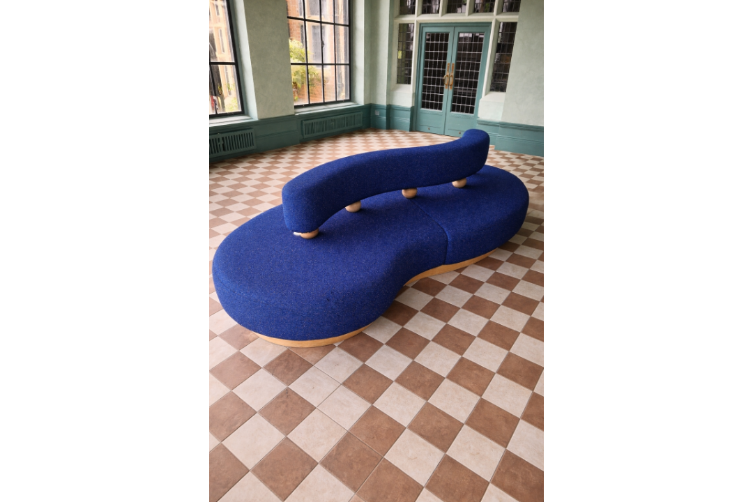 A striking, sculptural sofa is a true statement piece, defined by its fluid, organic form and - Image 2 of 6