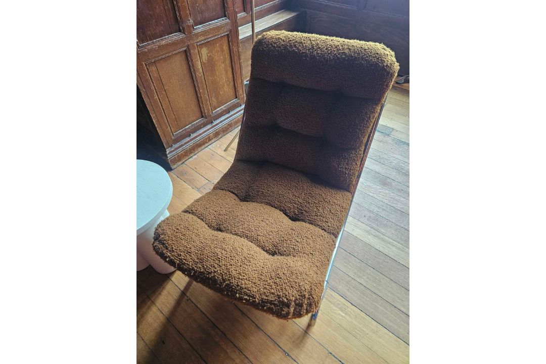 A Pair of 1970s-Style Chrome and Bouclé Sling Chairs, in the manner of Peter Hoyte. These chairs - Image 3 of 9