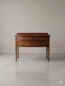 A late 20th-century style mahogany serpentine-fronted sideboard / credenza table of elegant Sheraton