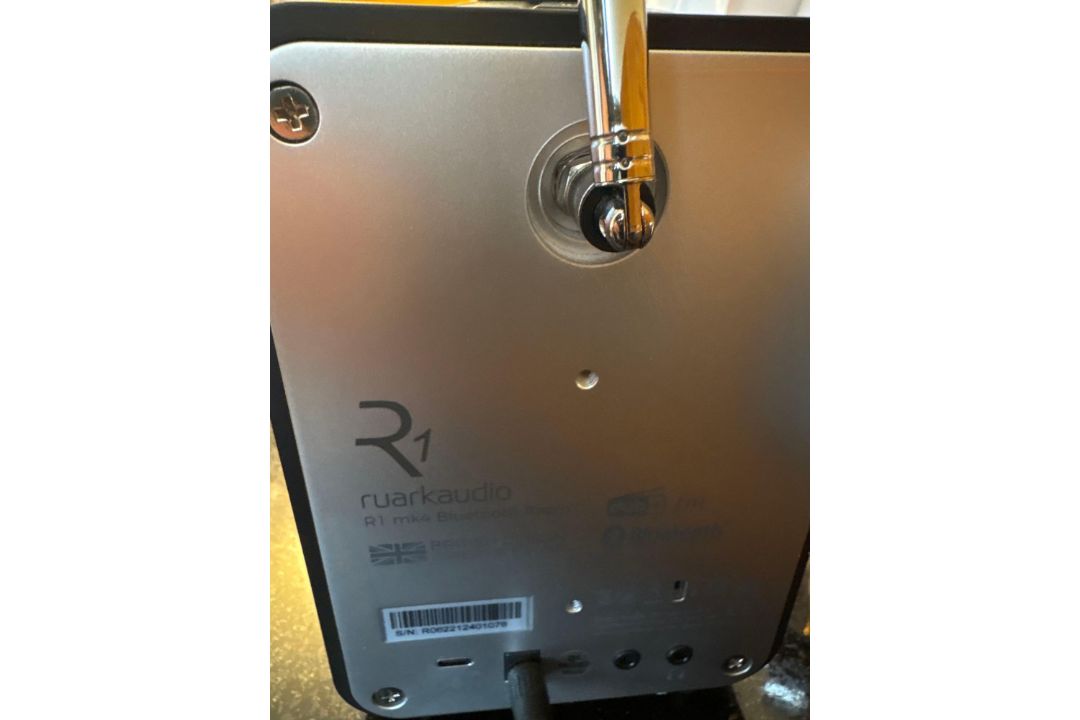 Ruark Audio R1 Mk4 Deluxe Bluetooth Smart Radio The R1 Mk4 model features a sleek, acoustically - Image 4 of 4