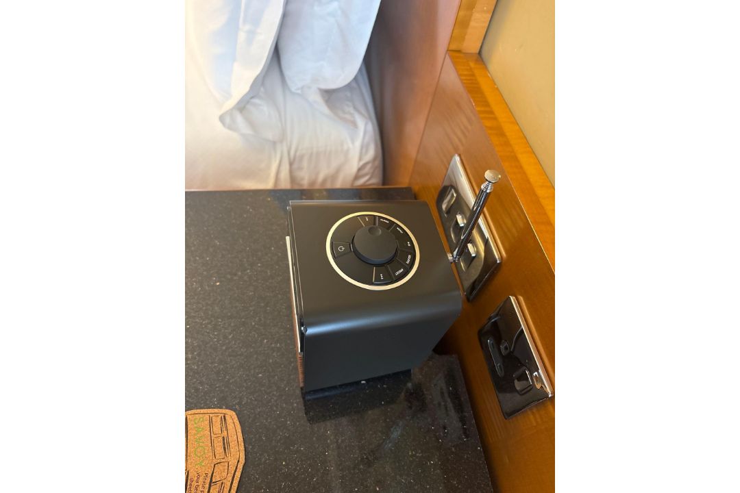 Ruark Audio R1 Mk4 Deluxe Bluetooth Smart Radio The R1 Mk4 model features a sleek, acoustically - Image 3 of 4