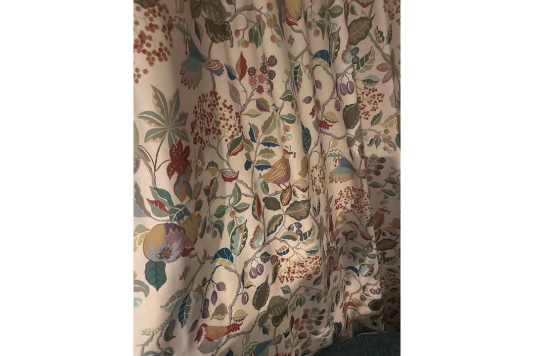 A pair of fully lined pencil pleat drapes in Sanderson "Birds & Berries" Fern fabric. Part of the - Image 3 of 3