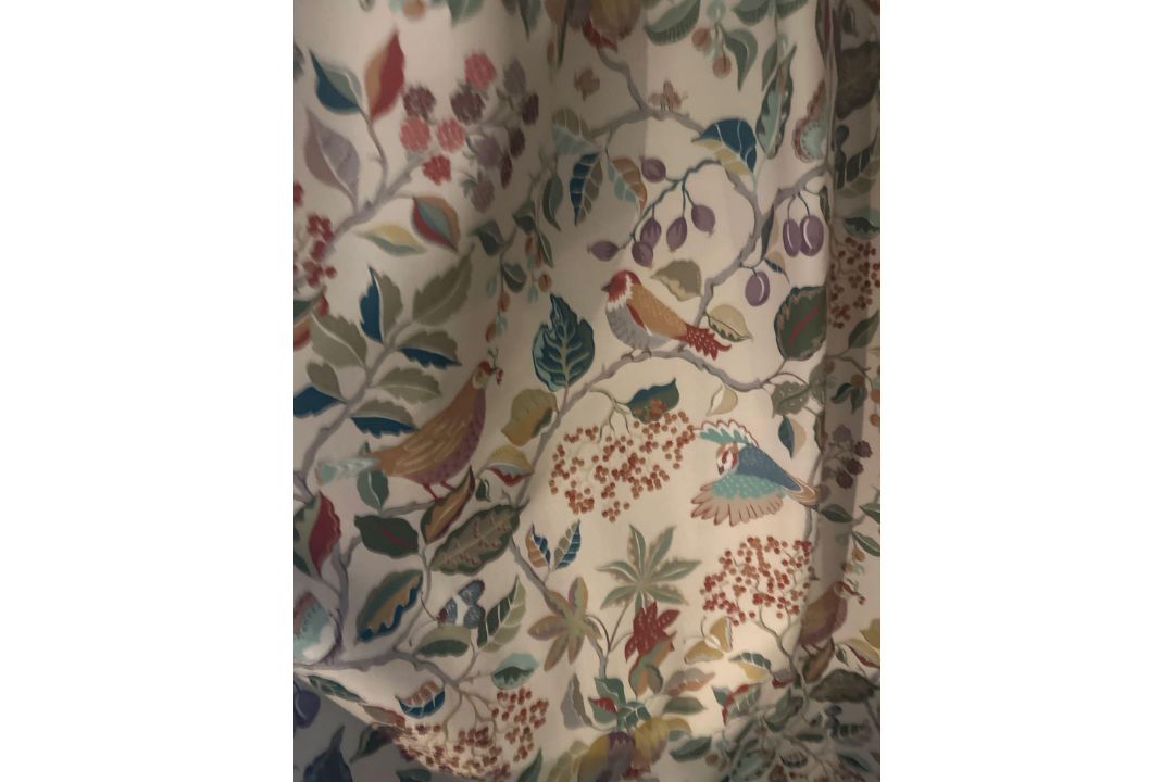 A pair of fully lined pencil pleat drapes in Sanderson "Birds & Berries" Fern fabric. Part of the - Image 2 of 3