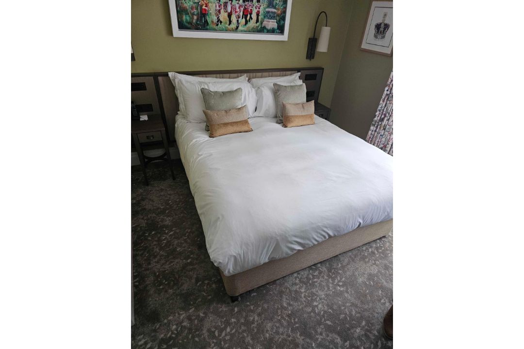 A bed set comprising a king 160 x 200cm Pocket sprung encapsulated contract mattress, complete - Image 2 of 4