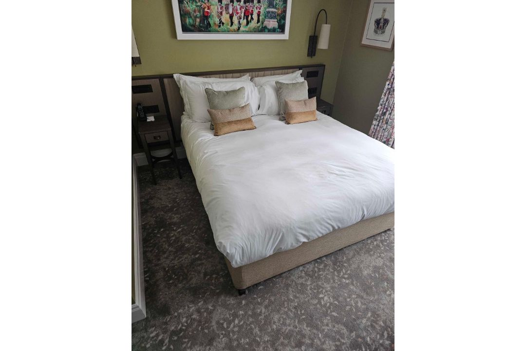 A bed set comprising a king 160 x 200cm Pocket sprung encapsulated contract mattress, complete - Image 1 of 4