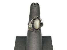 VINTAGE NAVAJO STERLING SILVER MOTHER OF PEARL RING
