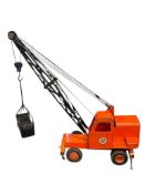 1950'S ROTATING DOEPKE PRESSED STEEL UNIT CRANE WITH CLAMSHELL BUCKET CONSTRUCTION MODEL TOY