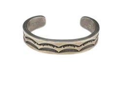 VINTAGE EMERSON BILL NAVAJO ARTIST SIGNED STERLING SILVER STAMPED PATTERN CUFF BRACELET