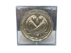 VINTAGE 1940'S ELGIN AMERICAN LUCITE AND STERLING SILVER REPOUSSE LOVE BIRD DOVES LADIES COMPACT