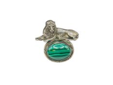 VINTAGE STERLING SILVER RESTING LION BROOCH FEATURING AN OVAL CABOCHON MALACHITE