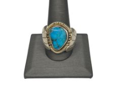 VINTAGE MEN'S STERLING SILVER TURQUOISE RING FETURING NATIVE AMERICAN DESIGN
