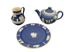 VINTAGE WEDGWOOD BUE AND WHITE JASPER WARE CHINA CREAMER, TEAPOT AND PLATE