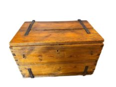 ANTIQUE HAND MADE LARGE DOVETAIL CONSTRUCTED STORAGE TRUNK / CHEST