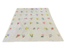 MID-20TH CENTURY HAND MADE FLORAL DESIGN QUILT