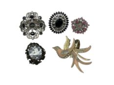 FIVE ASSORTED COSTUME JEWELRY RINGS INCLUDING STARBURST DESIGN AND MORE