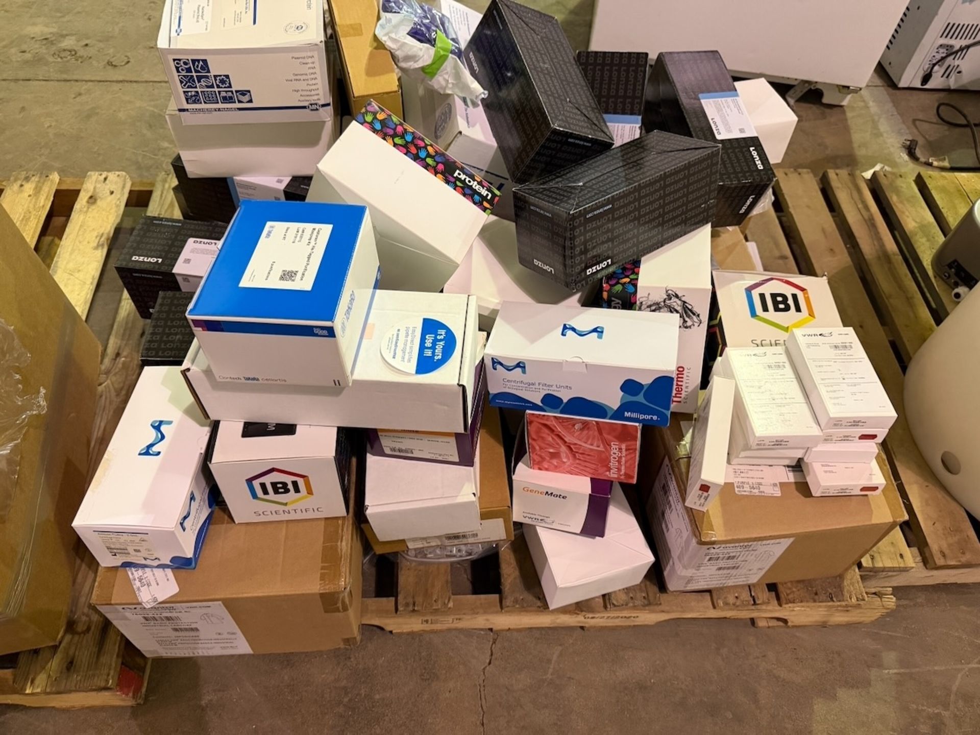 Pallet of laboratory consumables Mixed lot Please see photos for ...