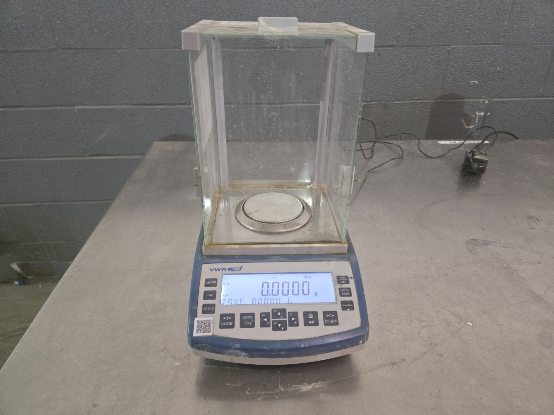 VWR analytical scale, model VWR-224AC, 220g max, 115 volts, serial# 453926.