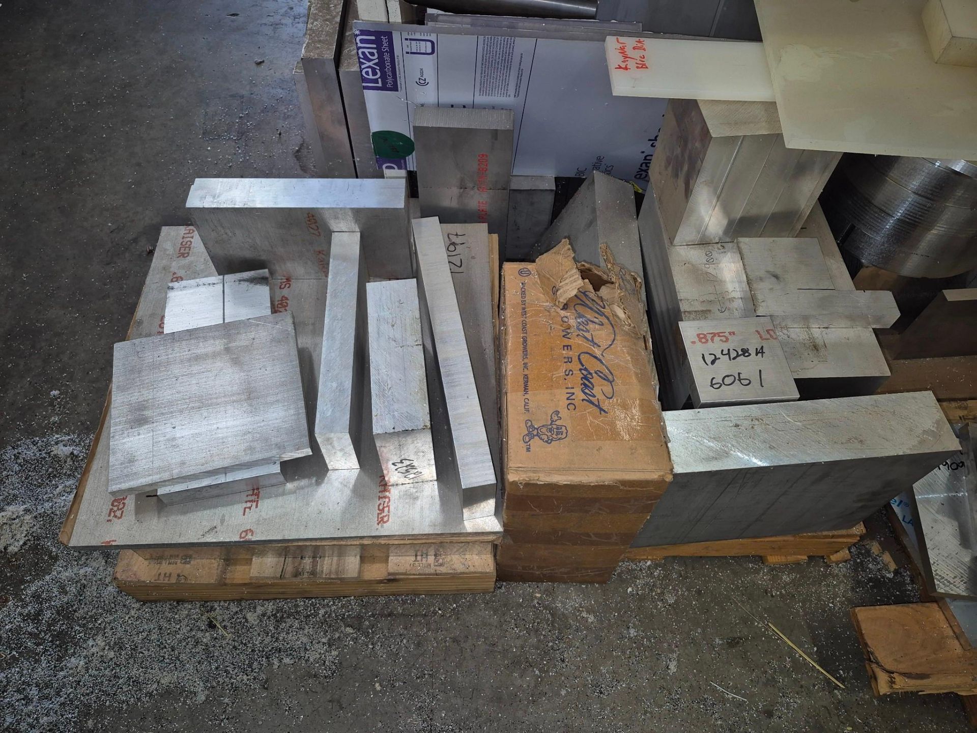 SHELVING WITH ASSORTED ALUMINUM MATERIAL - Image 5 of 13
