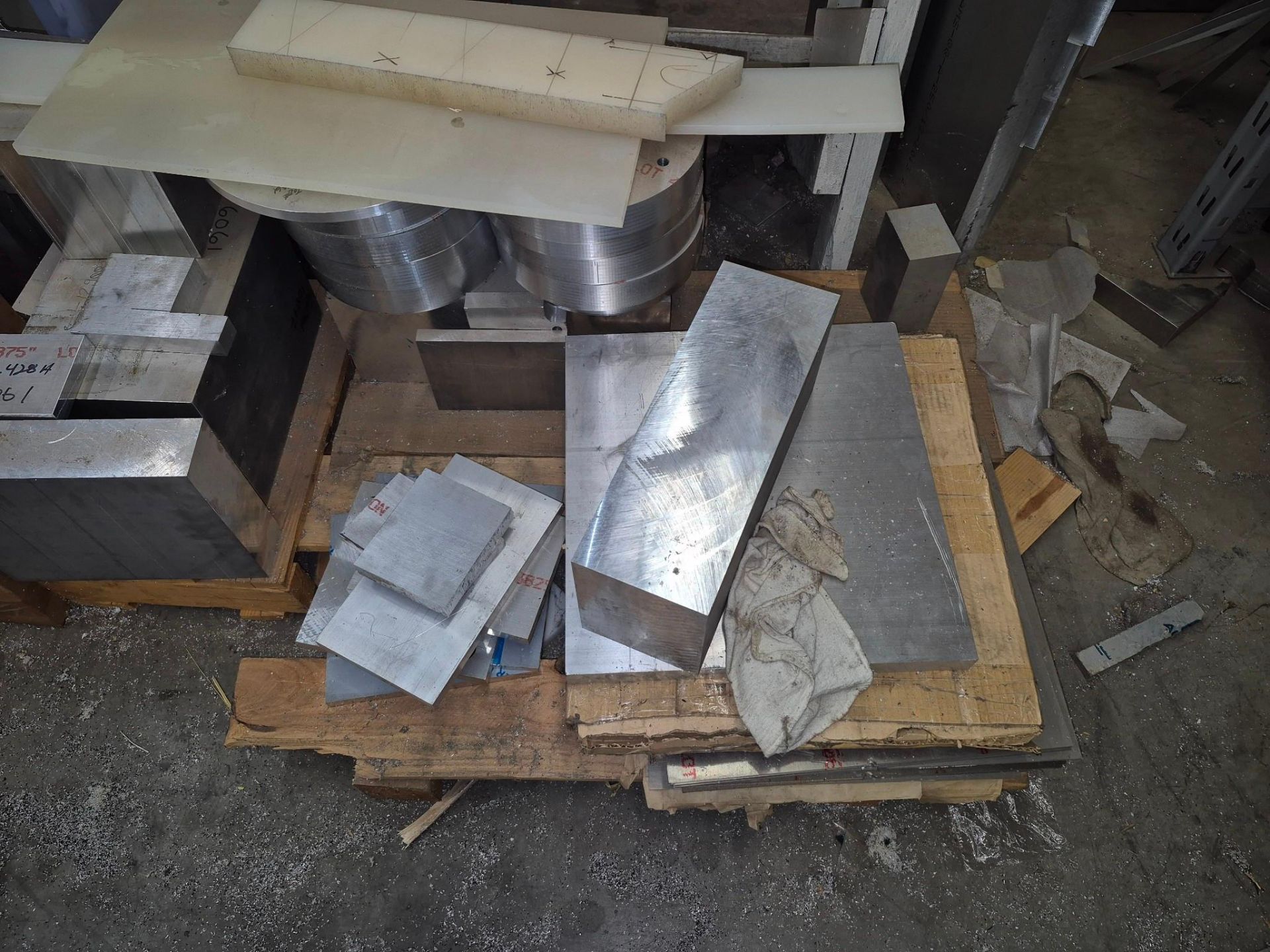 SHELVING WITH ASSORTED ALUMINUM MATERIAL - Image 4 of 13