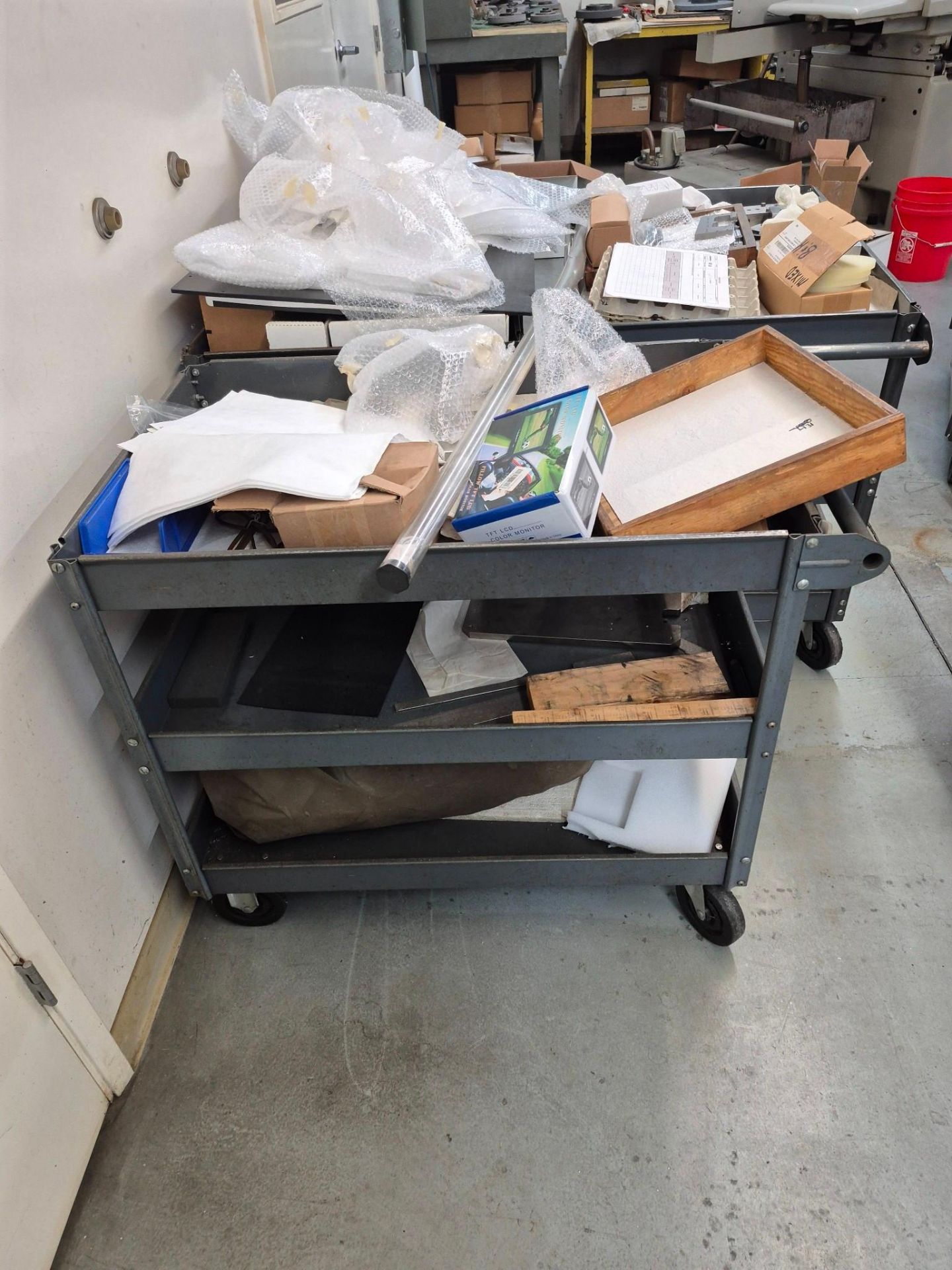 COLLECTION OF 5 METAL TOOL CARTS ON WHEELS CONTENTS INCLUDED - Image 12 of 21