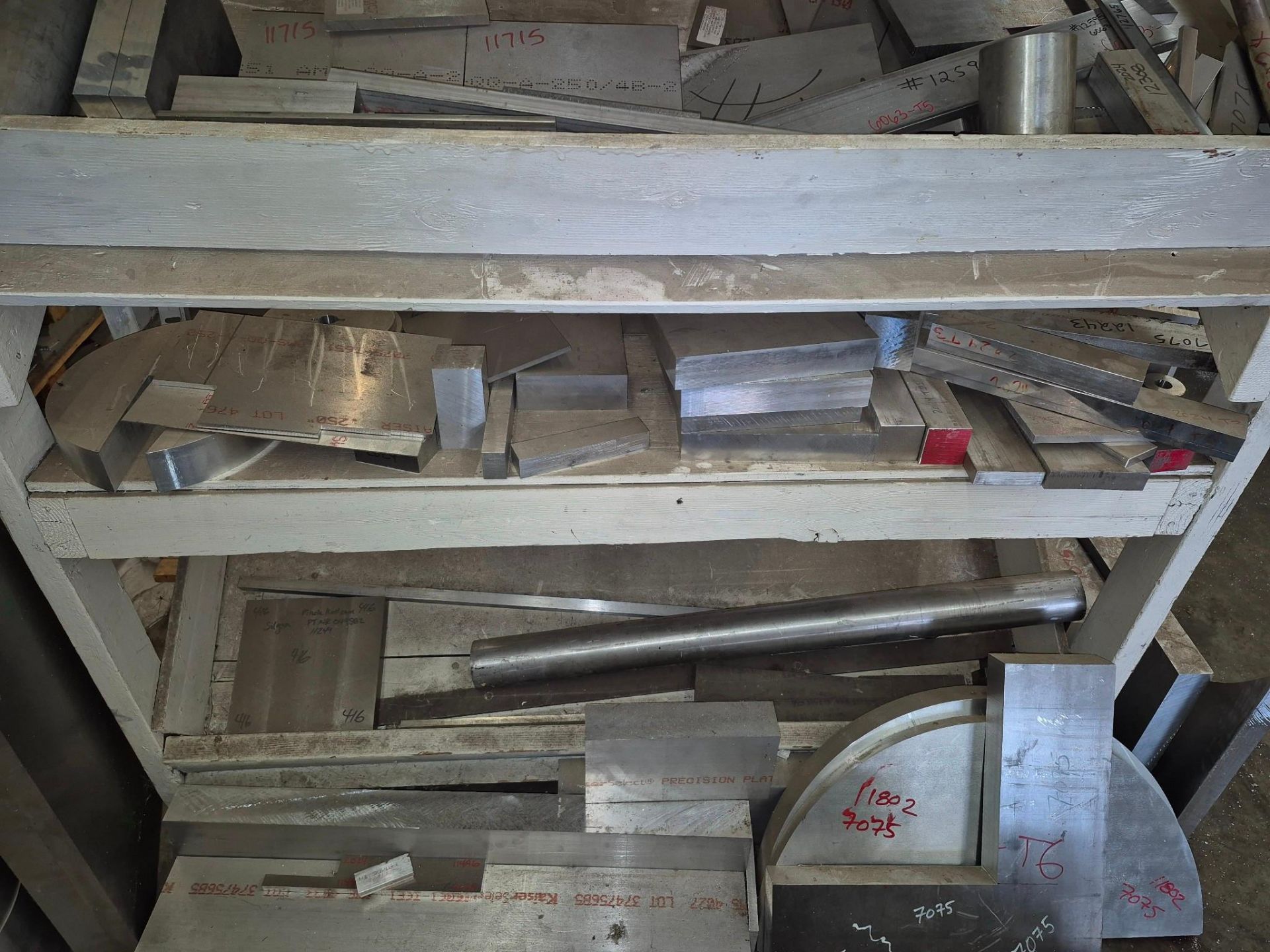 SHELVING WITH ASSORTED ALUMINUM MATERIAL - Image 9 of 13