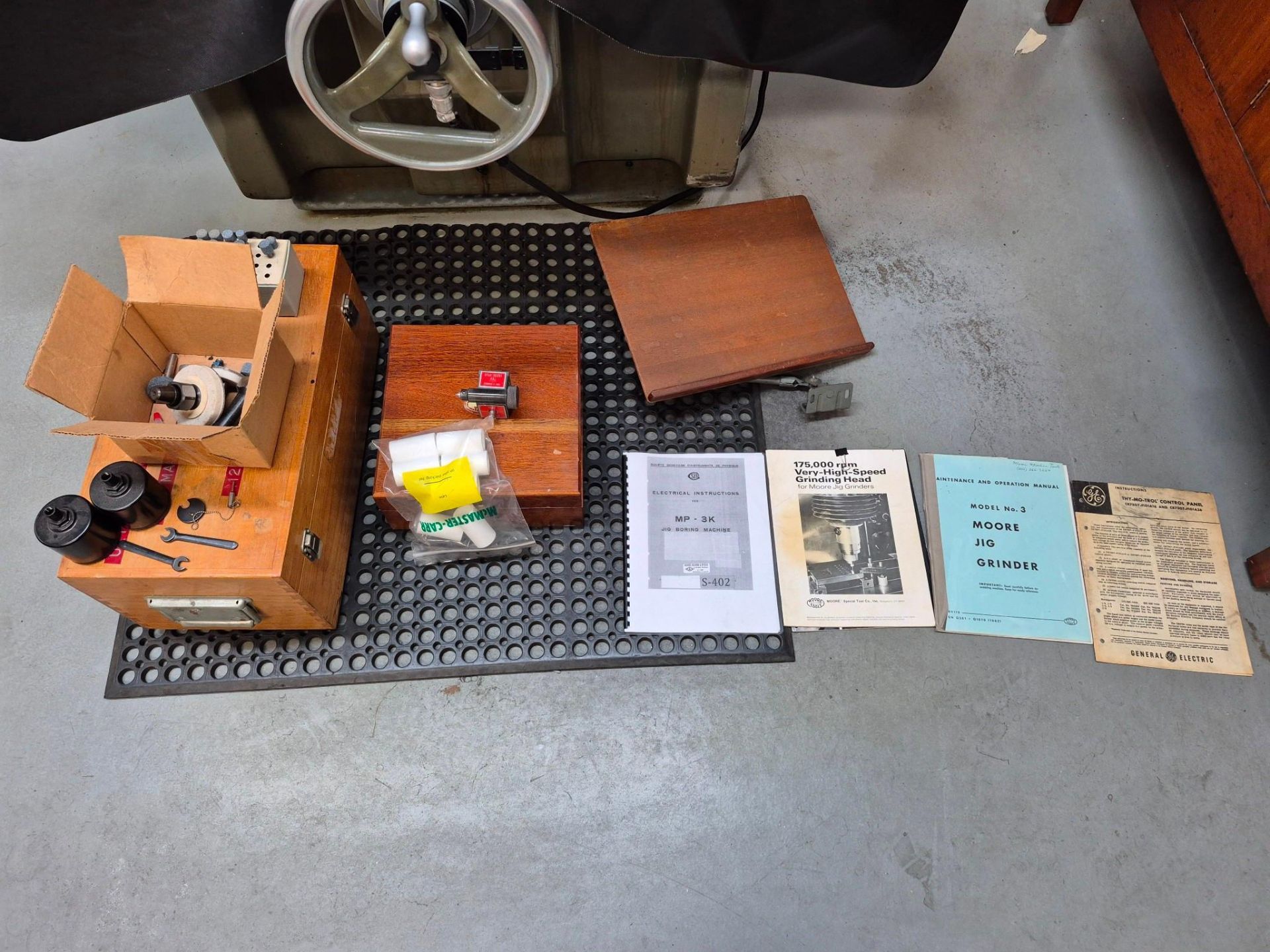 MOORE MODEL G18 JIG GRINDER, 175,000 RPM VHS GRINDING HEAD, TOOLING & ACCESSORIES INCLUDED - Image 22 of 57