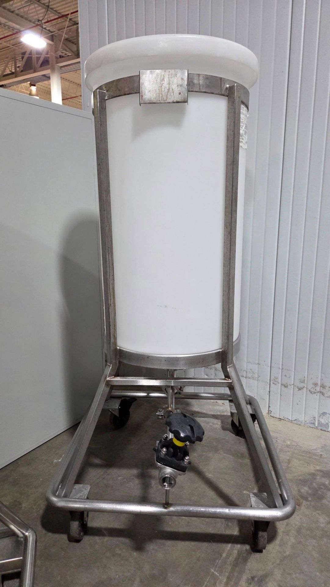 MOBILE MIXING OR STORAGE CARBOY - Image 4 of 7