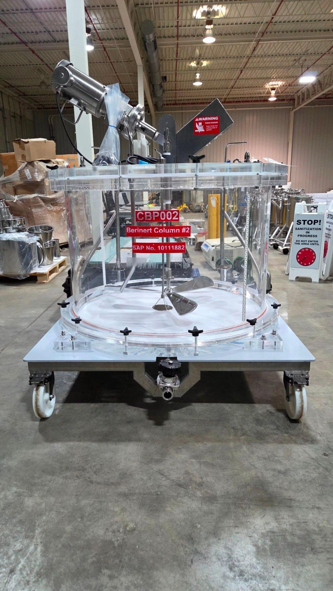CONTAINMENT CHAMBER WITH MOTORIZED AGITATOR WITH MOVING CART