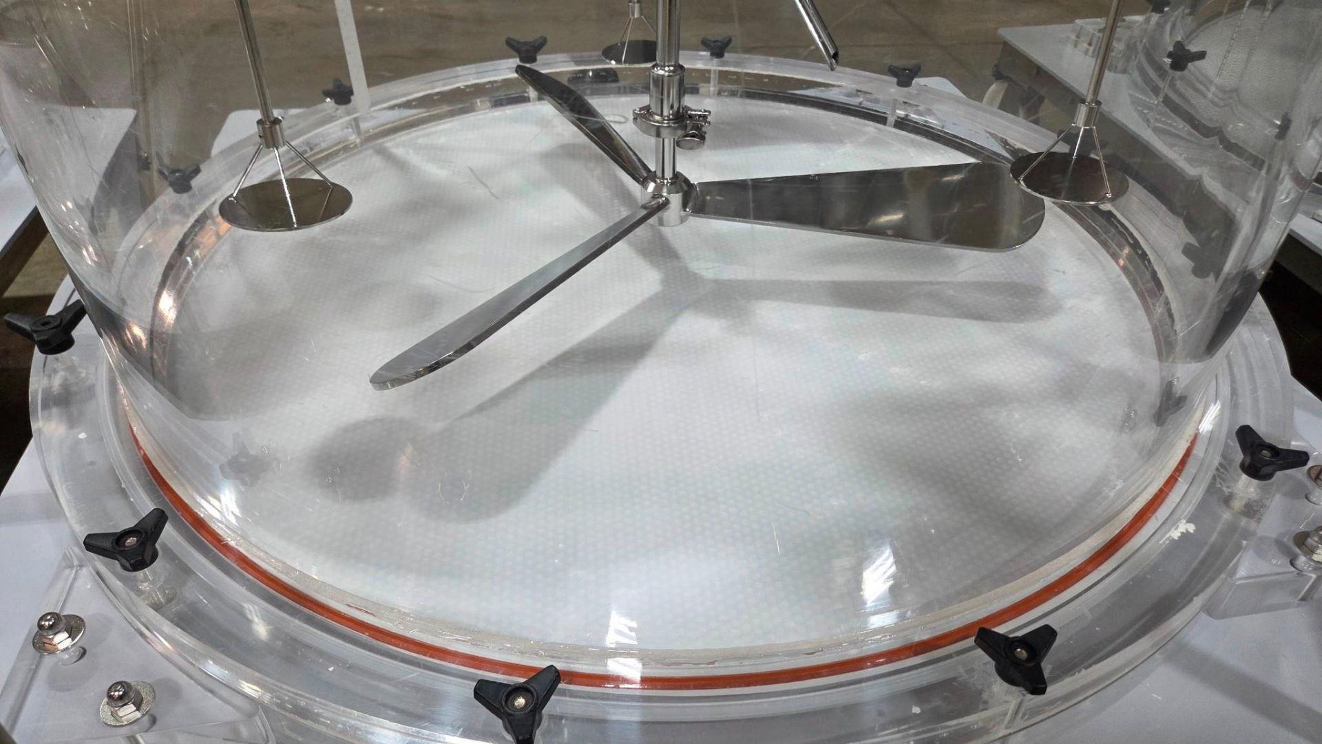 CONTAINMENT CHAMBER WITH MOTORIZED AGITATOR WITH MOVING CART - Image 8 of 16
