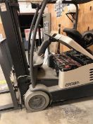 CROWN FORKLIFT WITH CHARGER