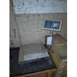 INDUSTRIAL DIGITAL PLATFORM SCALE 660 LB CAPACITY