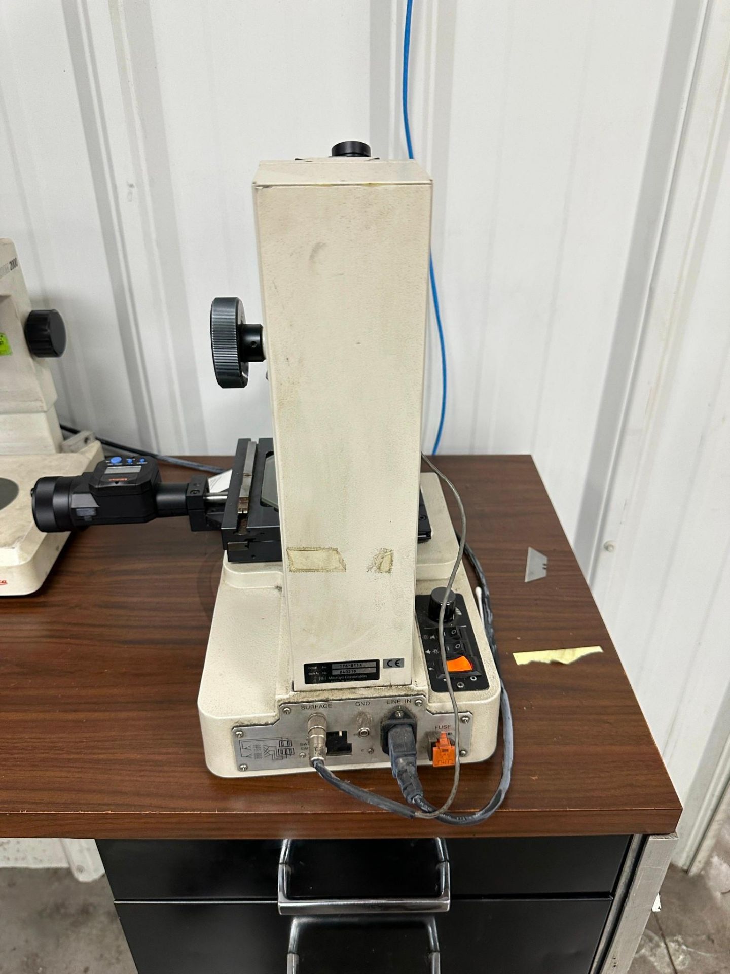 MITUTOYO TOOLMAKERS MICROSCOPE MODEL 176-811A SPECIFICATIONS MODEL TM ...