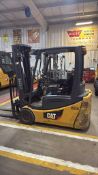 2018 CATERPILLAR 2ET4000 ELECTRIC 3-WHEEL FORKLIFT, 4,000 LB CAPACITY, TRIPLEX MAST, 3,202 HOURS