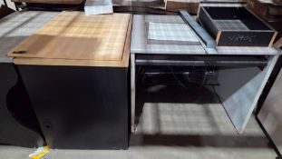 COLLECTION OF OFFICE DESKS/TABLES