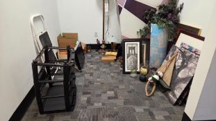 LOT OF OFFICE DECOR
