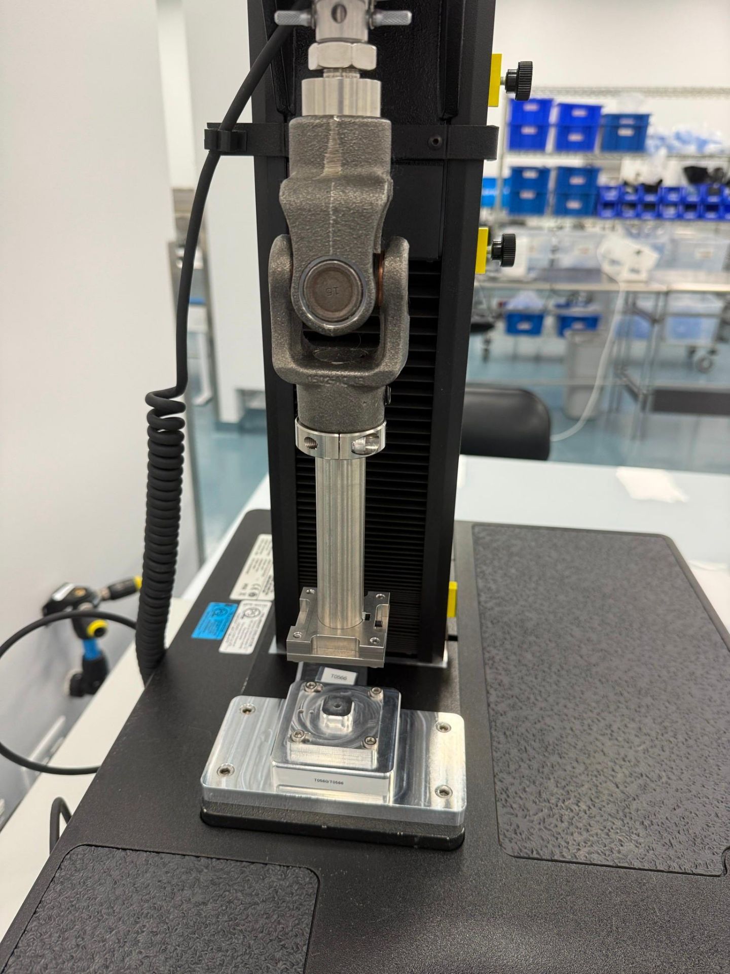 INSTRON 6800SC LOAD FRAME AND 500N LOAD CELL Item Location - Lewisville, TX
