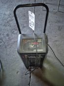 SCHUMACHER SC1353 FULLY AUTOMATIC BATTERY CHARGER AND ENGINE STARTER - 200A START, 40A BOOST, 6V/12V