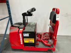RAYMOND 8610 24V HEAVY DUTY ELECTRIC TOW TRACTOR / TUGGER WITH HAWKER POWERLINE BATTERY