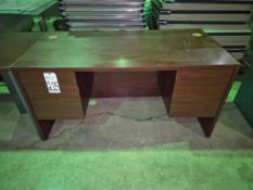 EXECUTIVE DOUBLE-PEDESTAL DESK