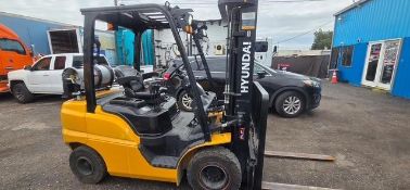2022 HYUNDAI 25L-9A FORKLIFT – 5,000 LB LP GAS PNEUMATIC TIRE LIFT TRUCK, 3-STAGE MAST, SIDE SHIFT