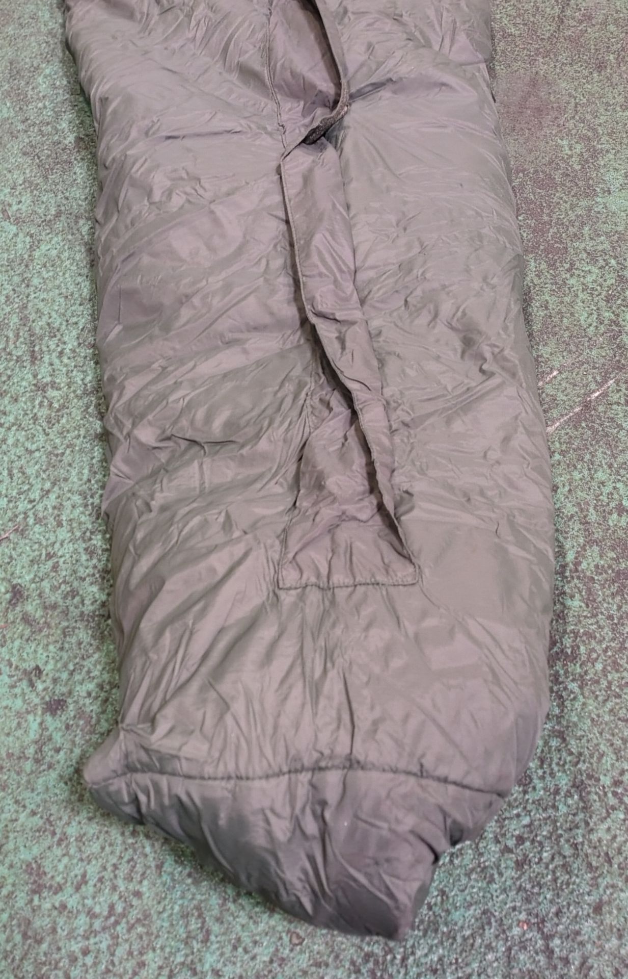 30x Medium weight sleeping bags - various types - may include arctic - Image 6 of 8