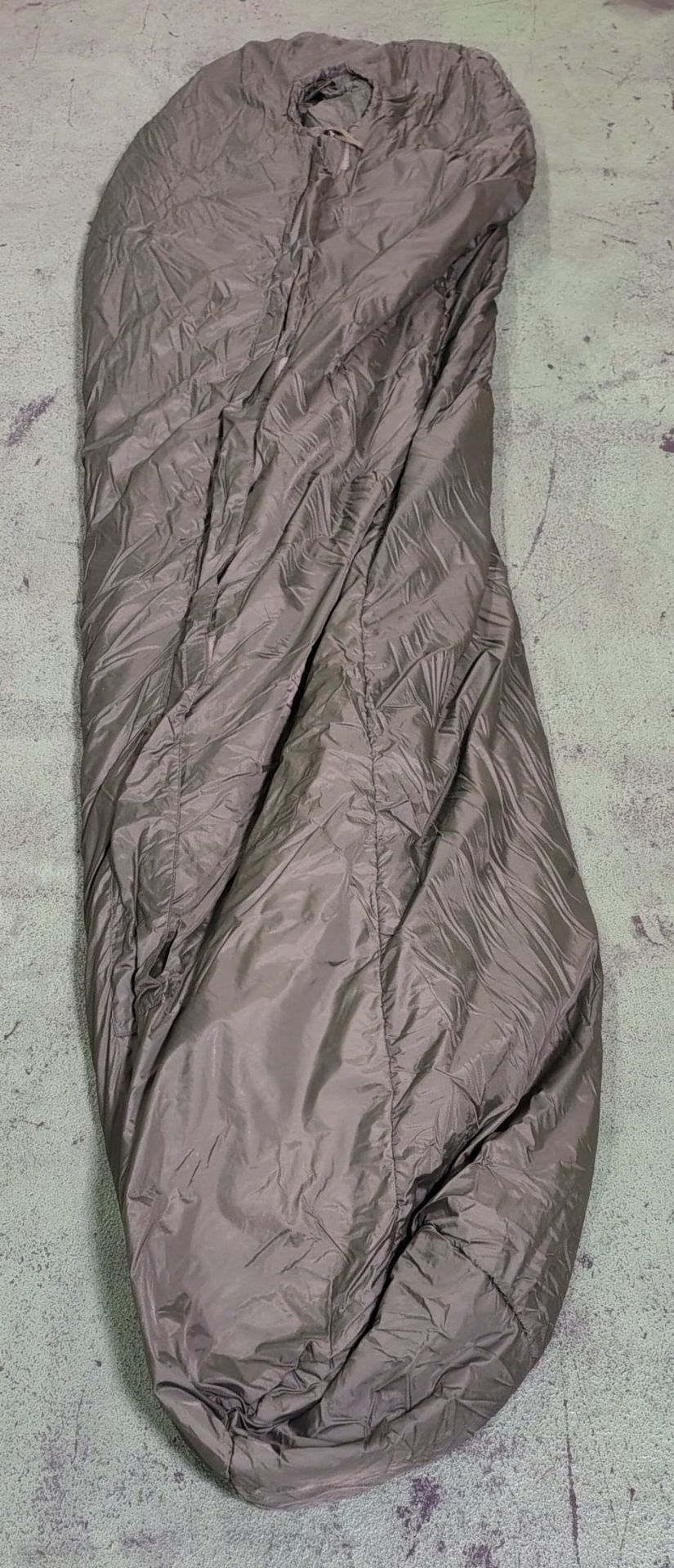 30x Medium weight sleeping bags - various types - may include arctic - Image 2 of 8