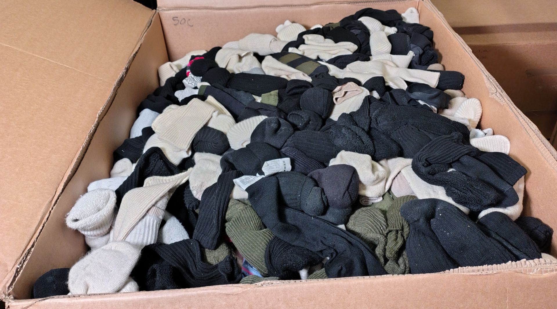 Various mixed socks - various sizes - paired & unpaired - unknown quantity - 140kg - Image 9 of 9