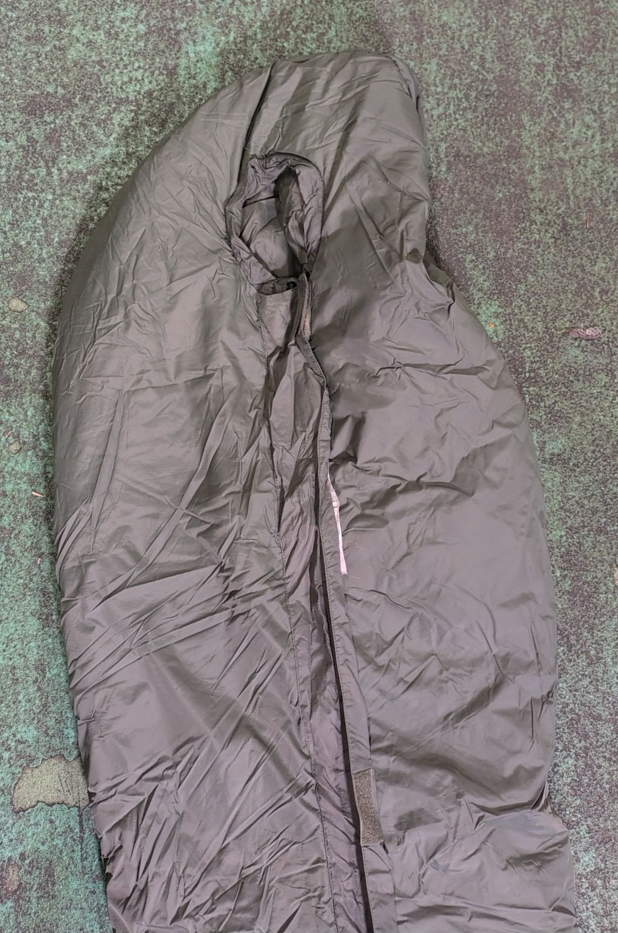 30x Medium weight sleeping bags - various types - may include arctic - Image 7 of 8