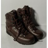 100x pairs of Grade 2 Various combat boots - may include - Magnum, YDS, Haix - mixed sizes