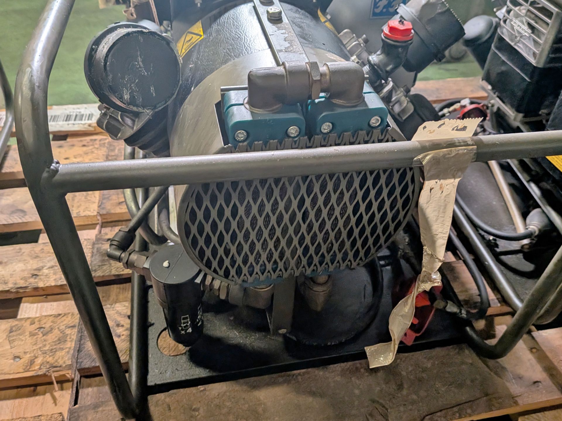 Factair FLF16P Briggs and Stratton powered air compressor - Serial no. 818448 - Image 5 of 5